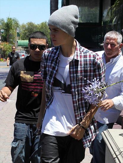 Justin Bieber encino LA 2012 - tgtr.jpg
