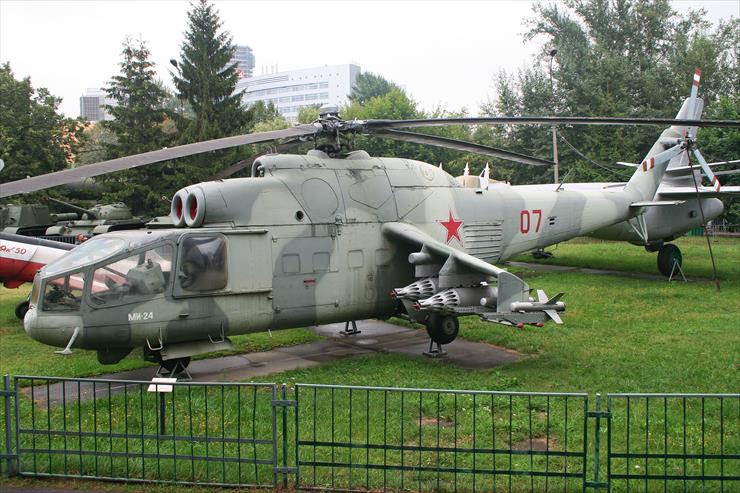 Mi-24 - Mil_Mi-24A_Hind_07_red_8460184211 Mi-24A.jpg