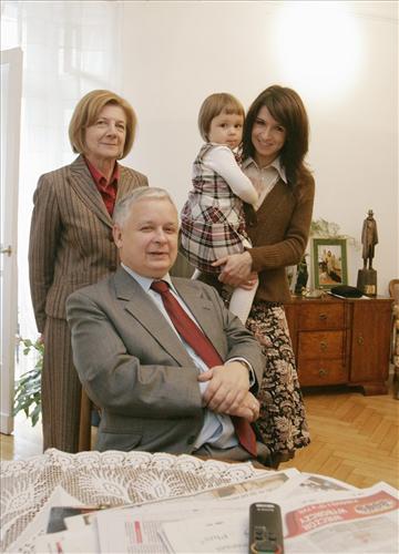 Odeszli jak żyli-... - Rodzina w komplecie. Pierwsza para z córką i wnu...e Lecha i Marię Kaczyńskich cieszyły najbardziej.jpg