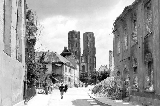 Wrocław 1945 - Katedra_02_widok od przodu_zniszczenia.jpg