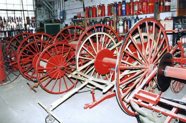 Samochody.. Straży  Pożarnej - Kolekcja wózków do węży i drabin w Muzeum Mechaników Straży Pożarnej w Melbourne.jpg
