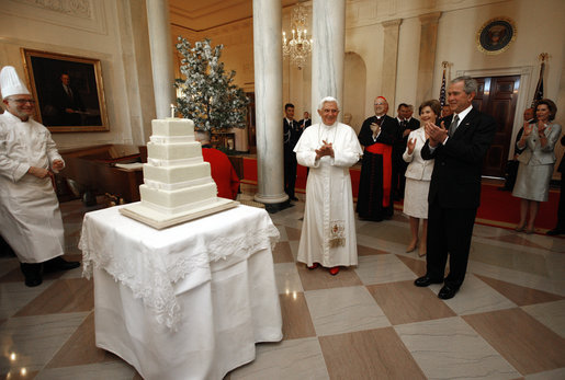 Benedykt  XVI - 20080416_Benedict_XVI_George_W_Bush_birthday1.jpg