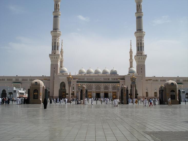 Architektura - Masjid Al Nabawi in Madinah - Saudi Arabia front.jpg