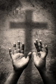 7- ŚW Wielkanoc JEZUS-K - cross-shadow-hands.jpg