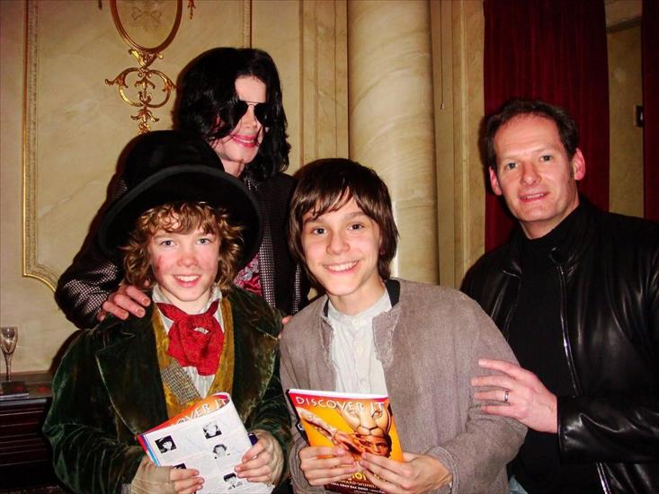 Zdjęcia - MJ-And-Oliver-cast-March-2009-michael-jackson-10710011-1600-1200.jpg