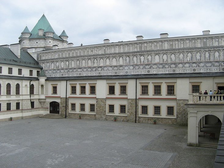 Pałace na ziemi polskiej - Krasiczyn_-_zamek,_dziedziniec.jpg