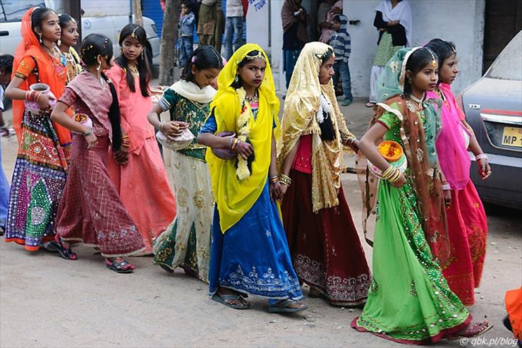 DZIEN DZIECKA - Dzieci w Indiach - strój tradycyjny SARI.jpg