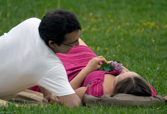 Pary - romantic-couple-hugging-on-the-grass_1139-156.jpg