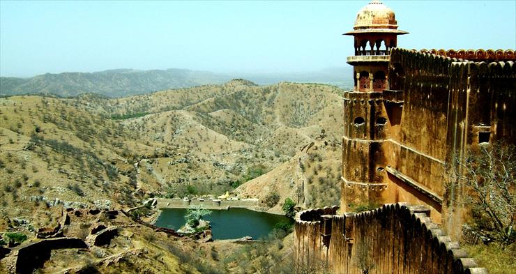 Indie - Rajasthan-Jaipur-Jaigarh-Fort-perimeter-walls-Apr-2004-01.JPG