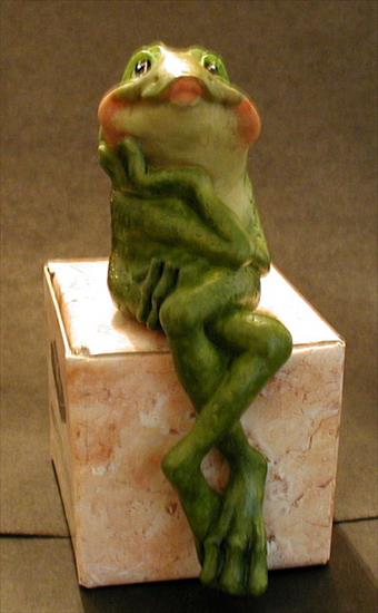 Żabki - Leggs Shelf Frog.JPG