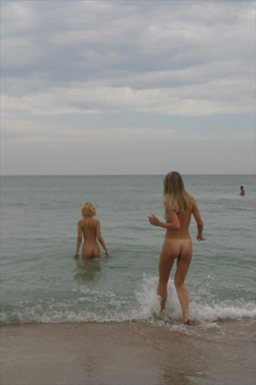 tomekobelnicki - vika-y-lena-l-beach-nude-in-public-metart-02.jpg
